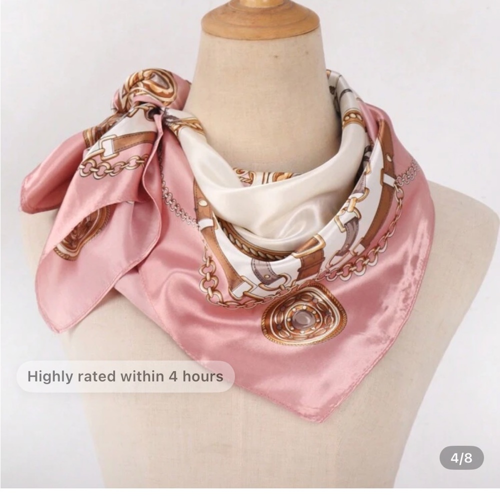 Elegant Scarf with Chain and Belt Design - Picture 7 of 9